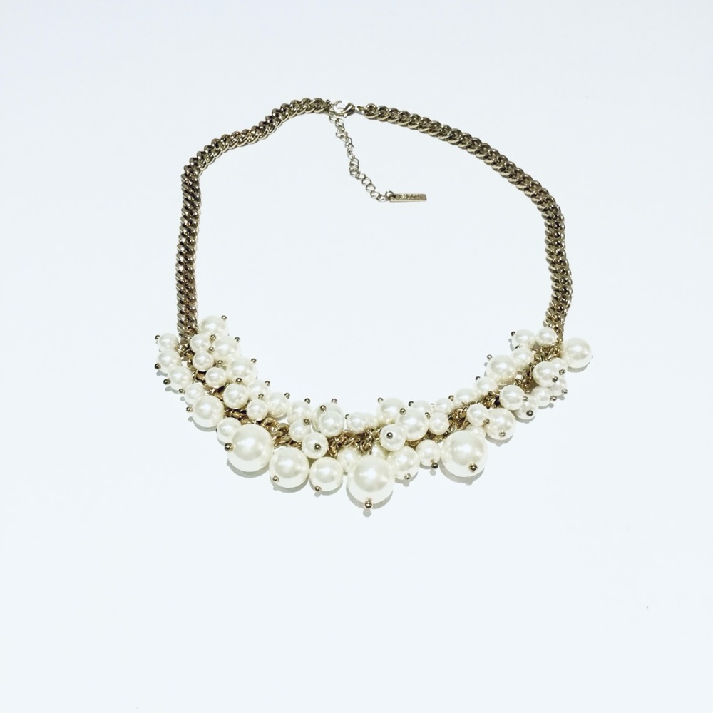 FAUX PEARL CLUSTER NECKLACE.
